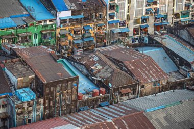 01 / 22 / 2020 Yangon, Myanmar (Burma), Aerial shot, gün batımı renklerinde yosun kaplı evlerle Yangon 'un aşağısındaki drone' dan görüntü. Yangon - Burma 'nın antik başkenti