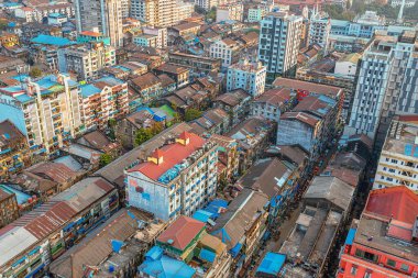 01 / 22 / 2020 Yangon, Myanmar (Burma), Aerial shot, gün batımı renklerinde yosun kaplı evlerle Yangon 'un aşağısındaki drone' dan görüntü. Yangon - Burma 'nın antik başkenti