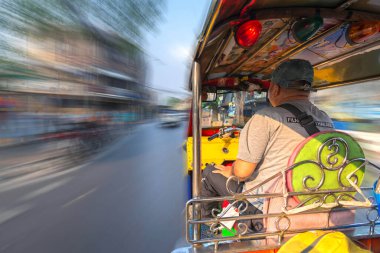 10 / 01 / 2020 Bangkok, Tayland. Çin Mahallesi caddesindeki Tuk Tuk (oto çekçek) yolcuları hızla oraya taşır. Geleneksel Rickshaw taksisi ve taksiden daha ucuz.