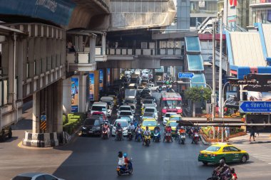 03 / 02 / 2020 Bangkok, Tayland. Bangkok 'un merkez caddelerinde trafik çok yoğundu. Egzoz dumanı ve dumandan kaynaklanan yüksek kirlilik