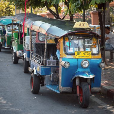 10 / 01 / 2020 Bangkok, Tayland. Çin Mahallesi caddesindeki Tuk Tuk (oto çekçek) yolcuları hızla oraya taşır. Geleneksel Rickshaw taksisi ve taksiden daha ucuz.