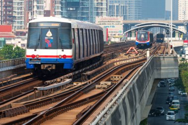 03 / 02 / 2020 Bangkok, Tayland. BTS Skytrain yükseltilmiş raylarda çalışır. BTS Skytrain Bangkok 'un kalabalık trafik sıkışıklığını atlatmanın en hızlı yolu.