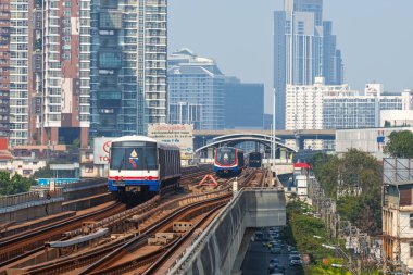 03 / 02 / 2020 Bangkok, Tayland. BTS Skytrain yükseltilmiş raylarda çalışır. BTS Skytrain Bangkok 'un kalabalık trafik sıkışıklığını atlatmanın en hızlı yolu.