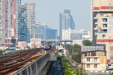03 / 02 / 2020 Bangkok, Tayland. BTS Skytrain yükseltilmiş raylarda çalışır. BTS Skytrain Bangkok 'un kalabalık trafik sıkışıklığını atlatmanın en hızlı yolu.