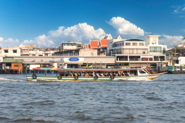 03 / 02 / 2020 Bangkok, Tayland. Chao Phraya nehrindeki uzun kuyruk teknesi nehir kıyıları arasında yolcu taşır. Uzun kuyruk teknesi yerel halk arasında çok popüler ve ekonomik bir nakliye aracı..