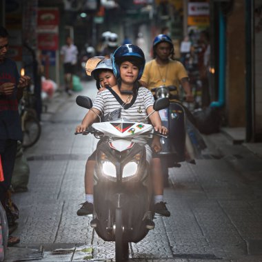 03 / 02 / 2020 Bangkok, Tayland. Çin 'deki Sampeng pazarının dar sokaklarında motosikletli bir adam.