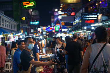 02 / 03 / 2020 Bangkok, Tayland. Bangkok 'taki virüs salgını sırasında Khaosan Yolu' nda Coronavirus 'u (COVID-19) korumak için maske takan herkes değil. Tehlike ve virüsü yayma