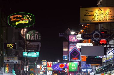 03 / 02 / 2020 Bangkok, Tayland. Bangkok 'un en popüler ve turistik yaya sokağı, Khaosan. Geceleri turistlerle dolu ve reklam afişleriyle parlıyor..