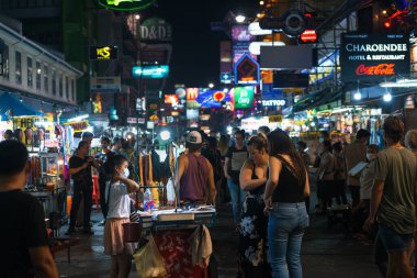 02 / 03 / 2020 Bangkok, Tayland. Bangkok 'taki virüs salgını sırasında Khaosan Yolu' nda Coronavirus 'u (COVID-19) korumak için maske takan herkes değil. Tehlike ve virüsü yayma