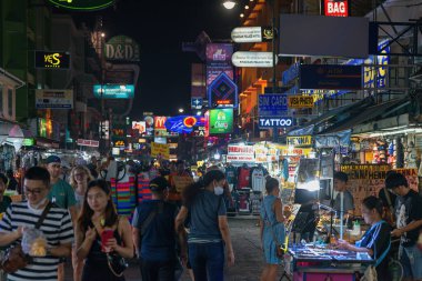 02 / 03 / 2020 Bangkok, Tayland. Bangkok 'taki virüs salgını sırasında Khaosan Yolu' nda Coronavirus 'u (COVID-19) korumak için maske takan herkes değil. Tehlike ve virüsü yayma
