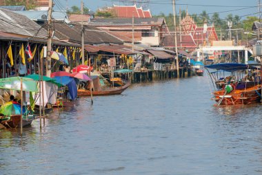 02.02.2020 Tayland, Amphawa, Amphawa Yüzen Piyasa dünyanın dört bir yanından gelen turistler için çok popüler bir turizm merkezidir..