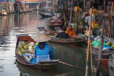 02.02.2020 Tayland, Ratchaburi, Ratchaburi, Ratchaburi 'deki ünlü Damnoen Saduak yüzen pazarı. Yerel halk meyve, yiyecek ve hediyelik eşya satıyor. Dünyanın dört bir yanından gelen turistler arasında çok popüler bir yer.
