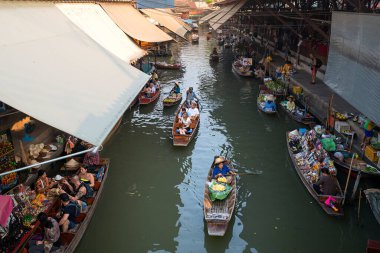 02.02.2020 Tayland, Ratchaburi, Ratchaburi, Ratchaburi 'deki ünlü Damnoen Saduak yüzen pazarı. Yerel halk meyve, yiyecek ve hediyelik eşya satıyor. Dünyanın dört bir yanından gelen turistler arasında çok popüler bir yer.