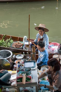 02.02.2020 Tayland, Ratchaburi, Ratchaburi, Ratchaburi 'deki ünlü Damnoen Saduak yüzen pazarı. Yerel halk meyve, yiyecek ve hediyelik eşya satıyor. Dünyanın dört bir yanından gelen turistler arasında çok popüler bir yer.