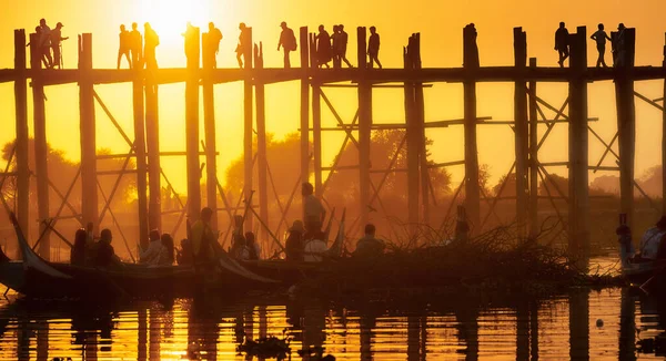 Mandalay, Myanmar (Burma), Sunset of Unknown people U bein Bridge in Amarapura across Ayeyarwady Riverin. U-bein Köprüsü dünyadaki en eski ve en uzun tahta köprüdür.