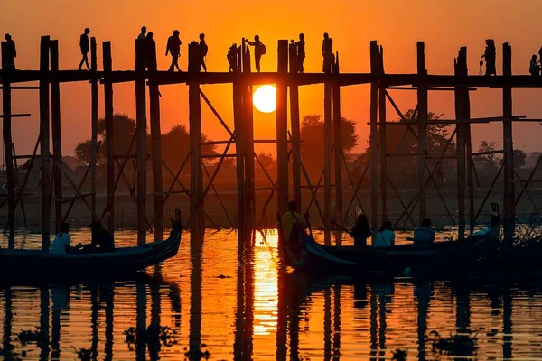 Mandalay Mianmar Burma Sunset Felismerhetetlen Emberek Sziluettjeivel Bein Bridge Amarapurában — Stock Fotó