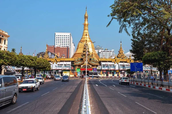 2020 Myanmar Yangon 又名仰光 是缅甸最大的城市 苏利塔著名佛寺日景 — 图库照片