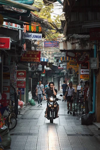 2020 Bangkok Tajlandia Człowiek Motorowerze Wśród Wąskich Uliczek Rynku Sampeng — Zdjęcie stockowe