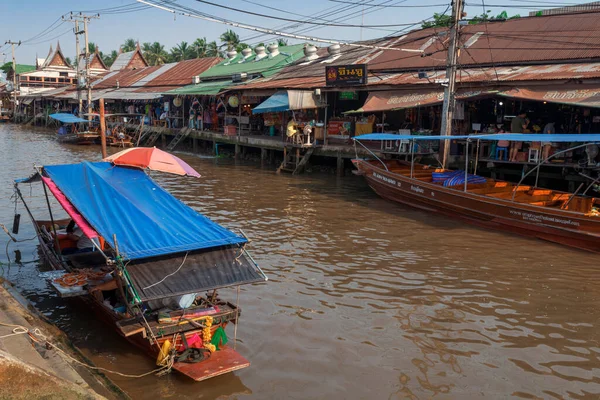 02.02.2020 Tayland, Amphawa, Amphawa Yüzen Piyasa dünyanın dört bir yanından gelen turistler için çok popüler bir turizm merkezidir..