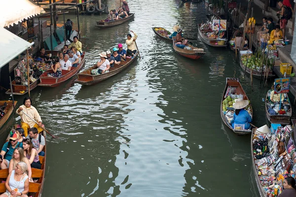 02.02.2020 Tayland, Ratchaburi, Ratchaburi, Ratchaburi 'deki ünlü Damnoen Saduak yüzen pazarı. Yerel halk meyve, yiyecek ve hediyelik eşya satıyor. Dünyanın dört bir yanından gelen turistler arasında çok popüler bir yer.