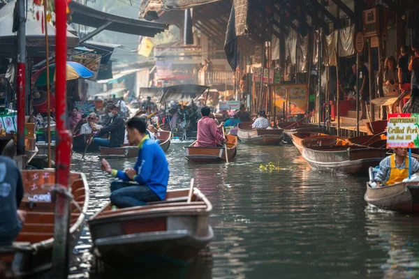 Таиланд Ратчабад Знаменитый Плавучий Рынок Дамноен Садуак Ратчабаде Местные Жители — стоковое фото