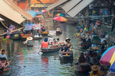 02.02.2020 Tayland, Ratchaburi, Ratchaburi, Ratchaburi 'deki ünlü Damnoen Saduak yüzen pazarı. Yerel halk meyve, yiyecek ve hediyelik eşya satıyor. Dünyanın dört bir yanından gelen turistler arasında çok popüler bir yer.