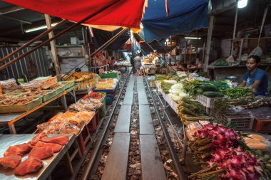 02.02.2020 Tayland, Samut Songkhrami, Mae Klong demiryolu pazarı Siang Tai olarak da bilinir. Turistler tren rayları boyunca yürür. Ve yerel satıcılardan alışveriş yapmak. Dünyanın her yerinden gelen turistler arasında popüler bir yer.