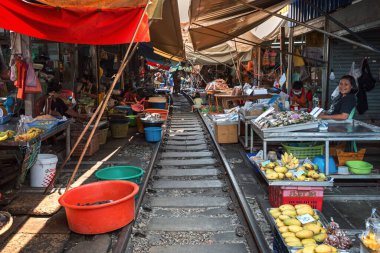 02.02.2020 Tayland, Samut Songkhrami, Mae Klong demiryolu pazarı Siang Tai olarak da bilinir. Turistler tren rayları boyunca yürür. Ve yerel satıcılardan alışveriş yapmak. Dünyanın her yerinden gelen turistler arasında popüler bir yer.