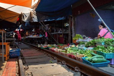 02.02.2020 Tayland, Samut Songkhrami, Mae Klong demiryolu pazarı Siang Tai olarak da bilinir. Turistler tren rayları boyunca yürür. Ve yerel satıcılardan alışveriş yapmak. Dünyanın her yerinden gelen turistler arasında popüler bir yer.