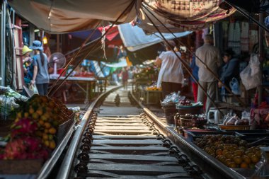 02.02.2020 Tayland, Samut Songkhrami, Mae Klong demiryolu pazarı Siang Tai olarak da bilinir. Turistler tren rayları boyunca yürür ve yaklaşan trenin fotoğraflarını ve selfielerini çekerler. Dünyanın her yerinden gelen turistler arasında popüler bir yer.