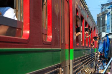02.02.2020 Tayland, Samut Songkhrami, Mae Klong demiryolu pazarı Siang Tai olarak da bilinir. Turistler geçen bir trende oturur ve trenden fotoğraf ve selfie çekerler. Dünyanın her yerinden gelen turistler arasında popüler bir yer.