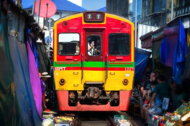 02.02.2020 Tayland, Samut Songkhrami, Mae Klong demiryolu pazarı Siang Tai olarak da bilinir. Turistler tren rayları boyunca yürür ve yaklaşan trenin fotoğraflarını ve selfielerini çekerler. Dünyanın her yerinden gelen turistler arasında popüler bir yer.