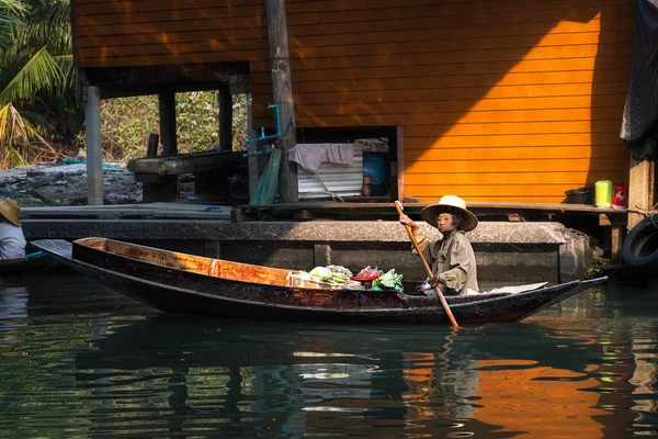 2020 Tailândia Ratchaburi Famoso Mercado Flutuante Damnoen Saduak Ratchaburi Mulher — Fotografia de Stock