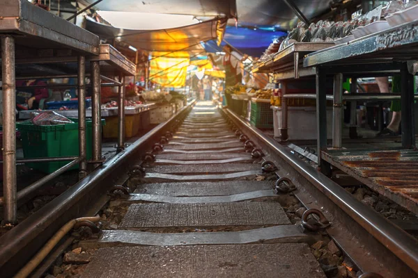 2020年2月2日泰国萨穆特Songkhrami Mae Klong铁路市场也更名为暹台 游客们沿着火车轨道走着 并从当地卖家那里购买 这个地方很受世界各国游客的欢迎 — 图库照片