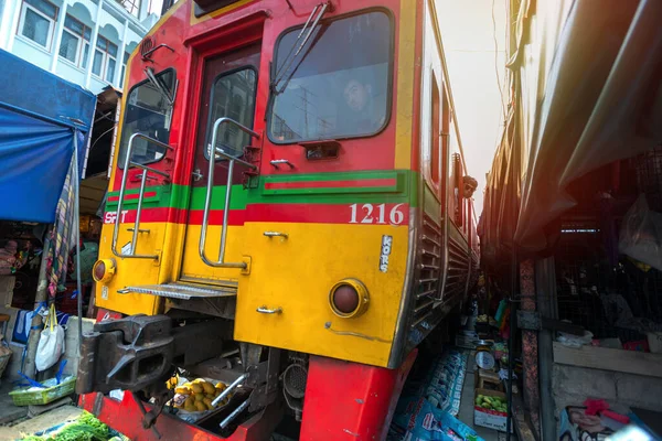 2020年2月2日泰国萨穆特Songkhrami Mae Klong铁路市场也更名为暹台 游客们沿着火车轨道走着 为即将到来的火车拍照和拍照 这个地方很受世界各国游客的欢迎 — 图库照片