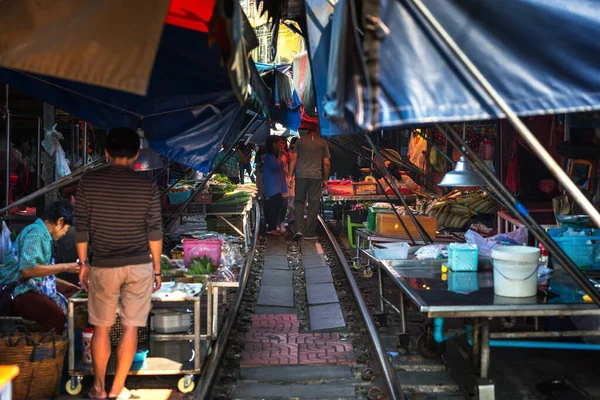 Tayland, Samut Songkhrami, Mae Klong demiryolu pazarı Siang Tai olarak da bilinir. Turistler tren rayları boyunca yürür. Ve yerel satıcılardan alışveriş yapmak. Dünyanın her yerinden gelen turistler arasında popüler bir yer.