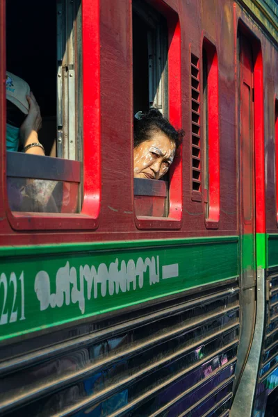 2020年2月2日泰国萨穆特Songkhrami Mae Klong铁路市场也更名为暹台 游客坐在一辆路过的火车上拍照 然后从火车上自拍 这个地方很受世界各国游客的欢迎 — 图库照片