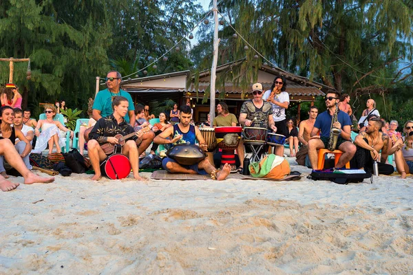 2020 Tailandia Pha Ngan Gente Reúne Círculo Baila Toca Instrumentos —  Fotos de Stock