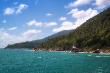 İnanılmaz bir güzellik ve Haad Nam Tok 'un gizli kumsalı. Gök mavisi denizi ve Tayland' daki Ko Pha-ngan adasında kayalık bir sahili var.
