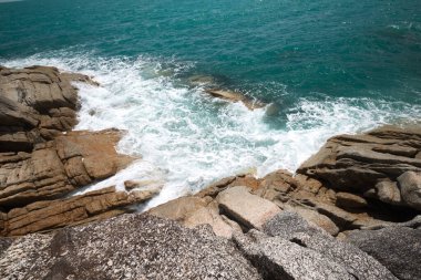İnanılmaz bir güzellik ve Haad Nam Tok 'un gizli kumsalı. Gök mavisi denizi ve Tayland' daki Ko Pha-ngan adasında kayalık bir sahili var.