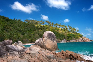 İnanılmaz bir güzellik ve Haad Nam Tok 'un gizli kumsalı. Gök mavisi denizi ve Tayland' daki Ko Pha-ngan adasında kayalık bir sahili var.