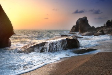 İnanılmaz bir güzellik ve Haad Nam Tok 'un gizli kumsalı. Gök mavisi denizi ve Tayland' daki Ko Pha-ngan adasında kayalık bir sahili var.