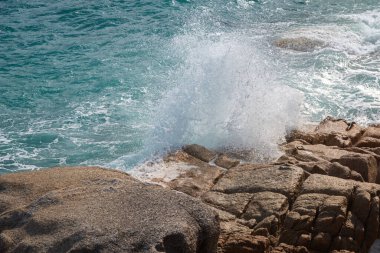 İnanılmaz bir güzellik ve Haad Nam Tok 'un gizli kumsalı. Gök mavisi denizi ve Tayland' daki Ko Pha-ngan adasında kayalık bir sahili var.