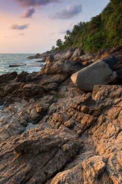 İnanılmaz bir güzellik ve Haad Nam Tok 'un gizli kumsalı. Gök mavisi denizi ve Tayland' daki Ko Pha-ngan adasında kayalık bir sahili var.