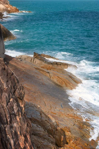İnanılmaz bir güzellik ve Haad Nam Tok 'un gizli kumsalı. Gök mavisi denizi ve Tayland' daki Ko Pha-ngan adasında kayalık bir sahili var.