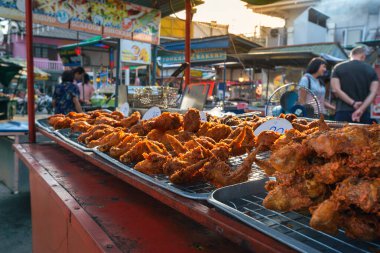 01 / 10 / 2020 Tayland. Lezzetli bir sokak yemeği satıcısı Tayland restoranında ızgara tavuk hazırlar ve satar. Barbekü karidesleri. Tayland, Ko Pha Ngan. sokak yemekleri konsepti