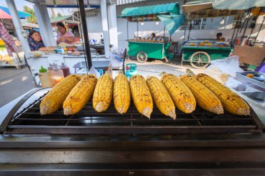 01 / 10 / 2020 Tayland. Tayland restoranında nefis ızgara mısır tezgahı. Tayland, Ko Pha Ngan. sokak yemekleri konsepti