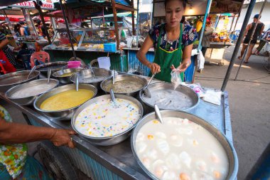 01 / 10 / 2020 Tayland. Lezzetli bir sokak yemeği satıcısı Tayland restoranında erişte çorbası hazırlar ve satar. Barbekü karidesleri. Tayland, Ko Pha Ngan. sokak yemekleri konsepti
