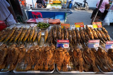Tayland restoranında ızgara ve lezzetli deniz ürünleri düzenlemesi. Barbekü karidesleri. Tayland, Ko Pha Ngan