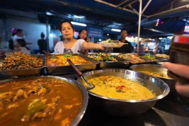 01 / 10 / 2020 Tayland. Lezzetli bir sokak yemeği satıcısı Tayland restoranında erişte çorbası hazırlar ve satar. Barbekü karidesleri. Tayland, Ko Pha Ngan. sokak yemekleri konsepti